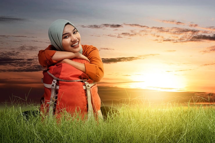 Photo gadis dalam kerudung menunjukkan ekspresi tersenyum wajah senyum bahagia konsep hari senyum sedunia