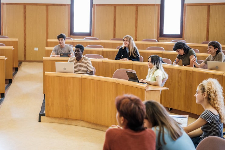 Foto gruppo di studenti universitari in un'aula ad anfiteatro in una master class