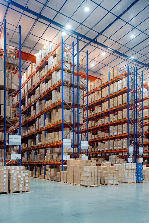Photo gudang industri besar dengan rak dan inventaris yang terorganisir