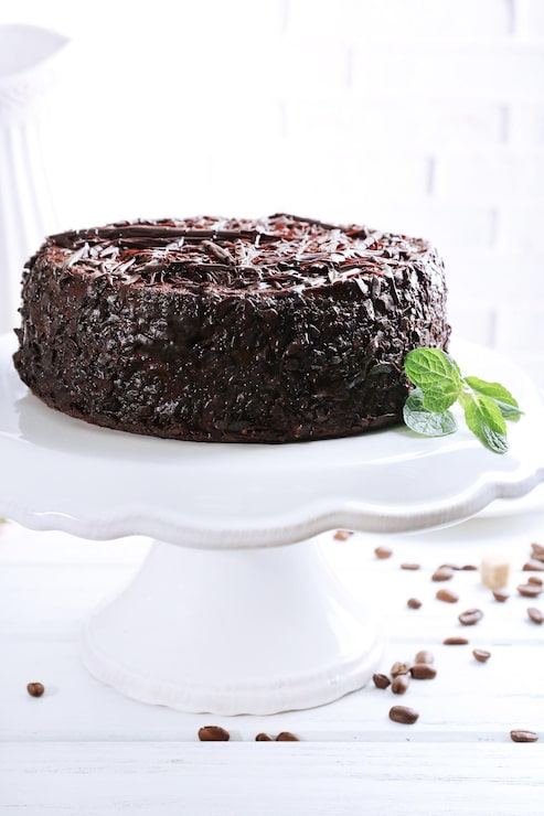 Foto gustosa torta al cioccolato con menta sul tavolo da vicino