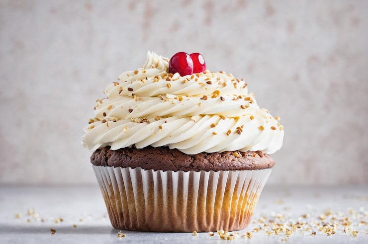 Foto gustosi cupcakes su un tavolo di legno bianco