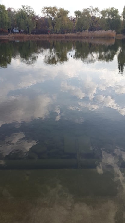Photo hamparan air yang luas dengan gunung di latar belakang