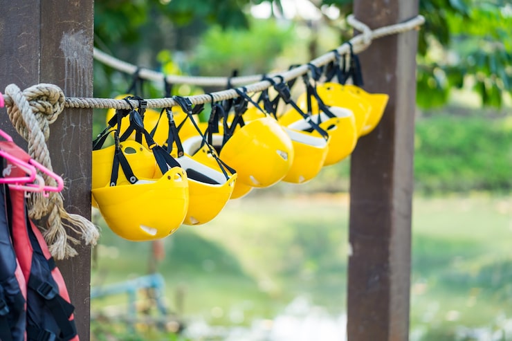 Photo helm digantung untuk olahraga air