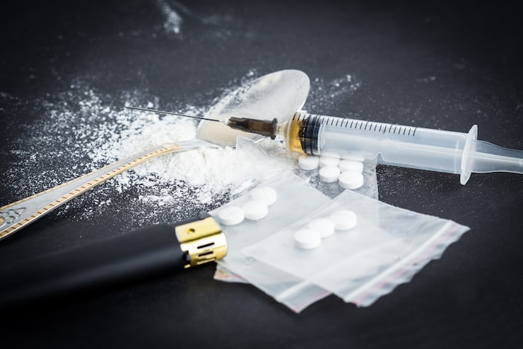 Photo jarum suntik obat dan heroin yang dimasak di atas sendok