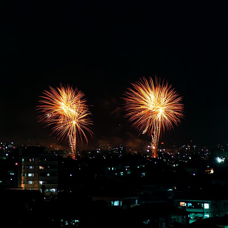 Photo kembang api dari kaki langit kota di malam hari dengan kota di latar belakang