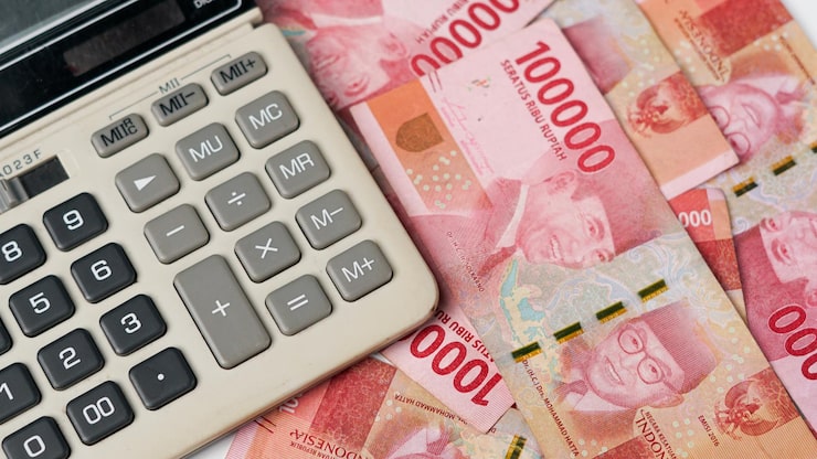 Photo koleksi uang kertas rupiah indonesia dan kalkulator