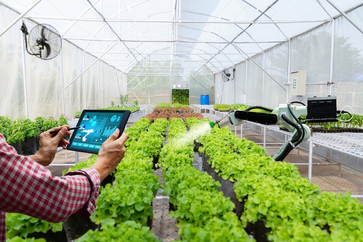 Photo lengan robot teknologi pertanian otomatis menyiram tanaman pohon