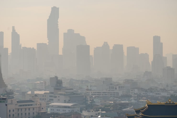 Photo masalah polusi udara pada tingkat berbahaya dengan debu pm 2.5, asap atau kabut, jarak pandang rendah di kota bangkok, thailand