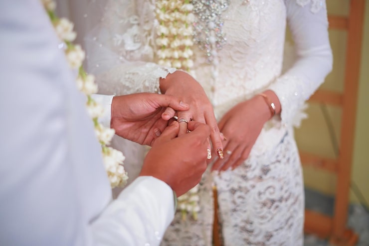 Photo mengenakan cincin kawin, cincin pernikahan, pasangan cinta