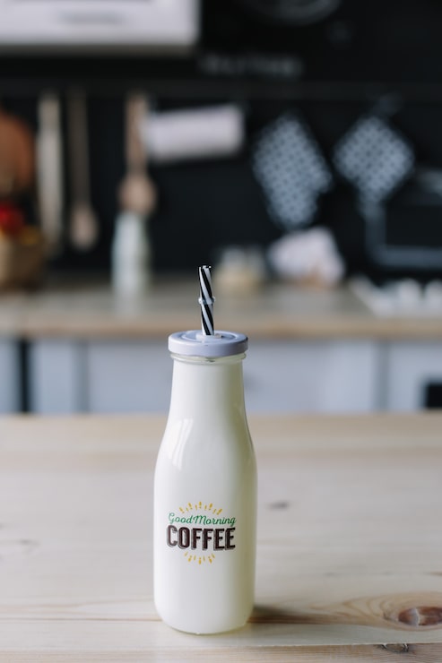 Photo milkshake kopi dalam botol kaca sarapan pagi