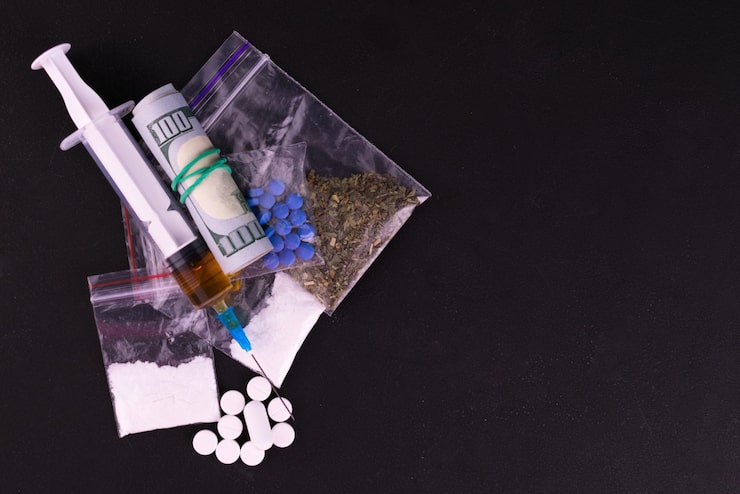 Photo obat-obatan dan obat-obatan psikotropika di atas latar belakang hitam tampilan dari atas ruang salin