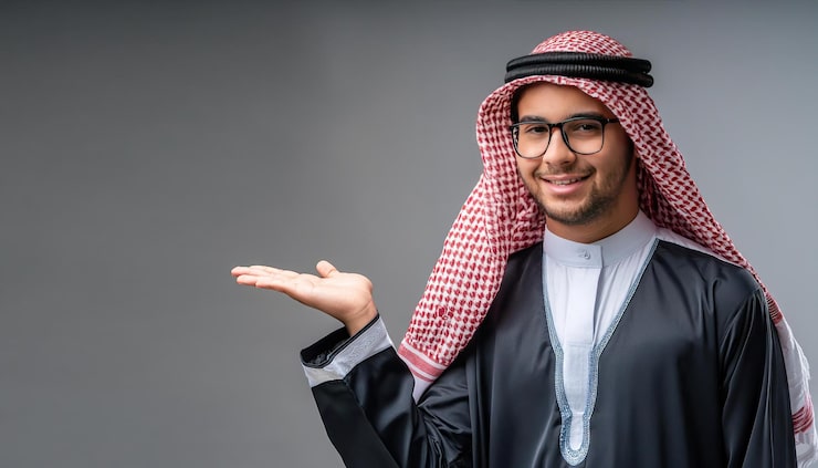 Photo orang muslim arab menunjuk tangan di atas latar belakang putih
