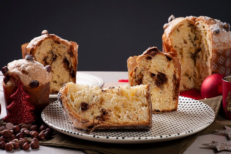 Foto panettone artigianale sulla tavola di natale