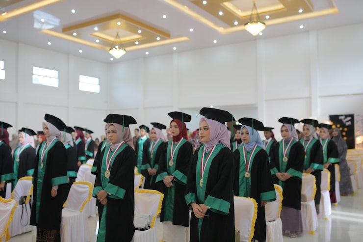 Photo para siswa di upacara wisuda universitas indonesia
