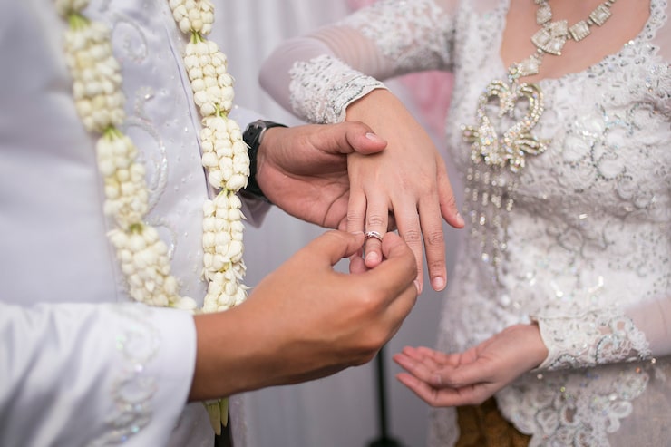 Photo pasang cincin dalam pernikahan jawa