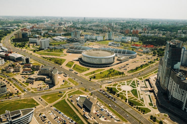 Photo pemandangan dari ketinggian jalan pobediteley di minsk.