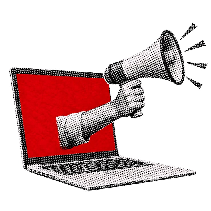 Foto persona che tiene un megafono e un laptop con schermo rosso