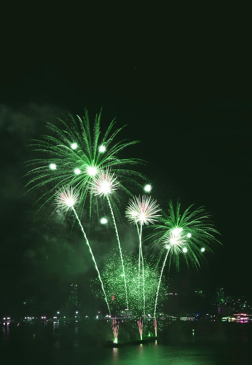 Photo pertunjukan kembang api di malam hari