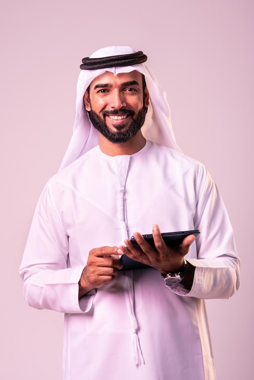 Photo potret pengusaha arab mengenakan kandura emirati di studio