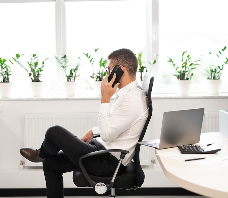 Photo pria bisnis muda berkostum bekerja di kantor sebagai akuntan