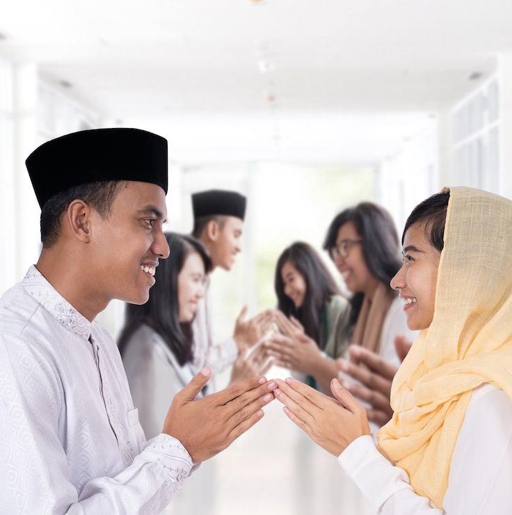 Photo pria dan wanita memberi salam dengan cara tradisional muslim