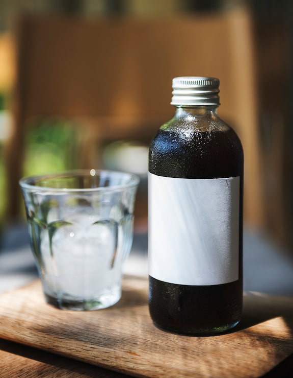 Photo ruang desain pada botol gelas minuman kopi