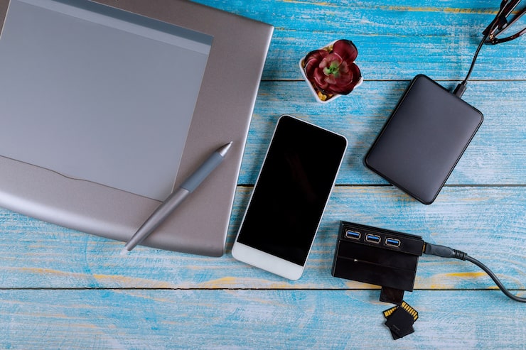 Photo ruang kerja kantor profesional meja desainer grafis kreatif dengan hdd eksternal