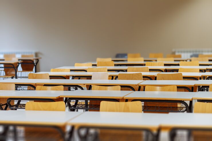 Foto scrivania e sedie in aula