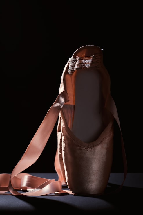 Photo sepatu balet di atas latar belakang hitam