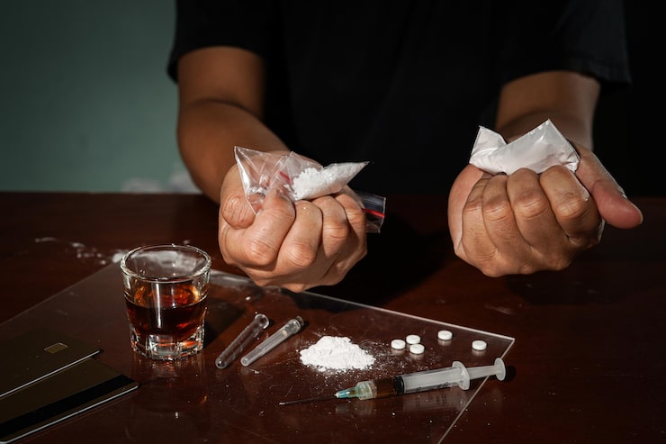 Photo tangan pria memegang paket plastik narkoba atau tas dengan kokain penyalahgunaan narkoba dan konsep kecanduan bahaya