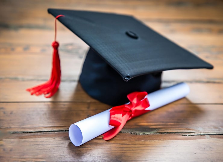 Foto tappo di graduazione con nappa d'oro isolato su sfondo bianco