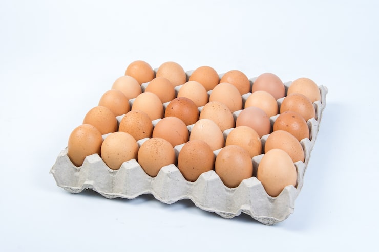 Photo telur di dalam karton telur dengan latar belakang putih