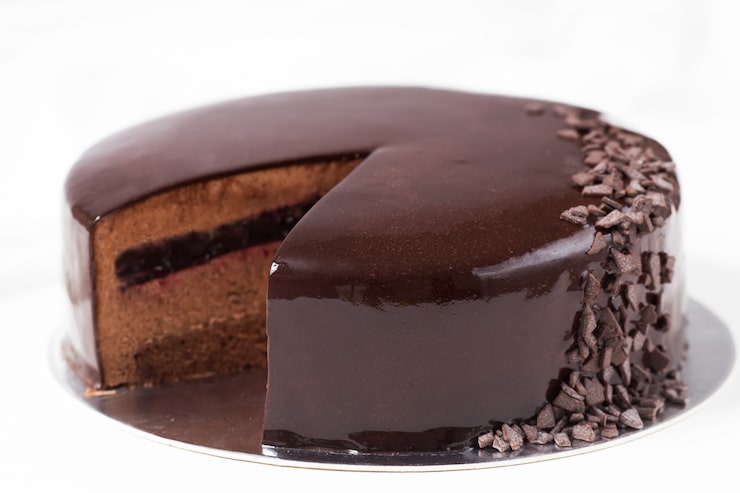 Foto torta mousse al cioccolato con gelatina di ribes e glassa a specchio
