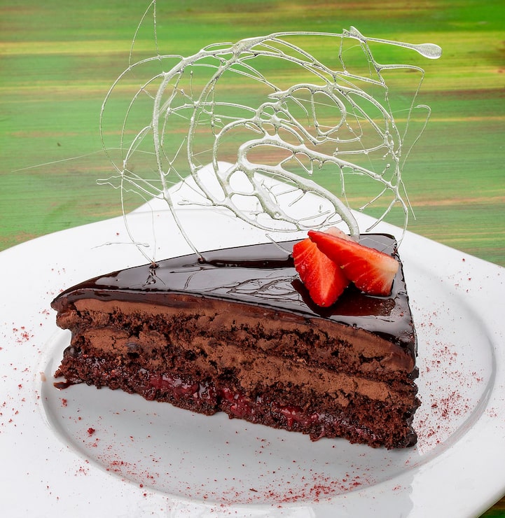 Foto torta sacher al cioccolato con fragole