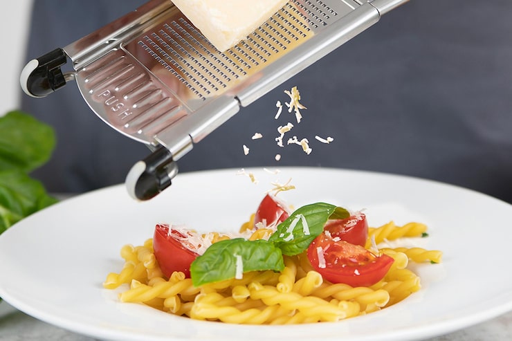 Foto un piatto di cibo con un cucchiaio e un piatto de cibo con un piatto in esso