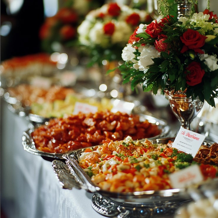 Foto un primo piano di un menu di catering e etichette alimentari in un evento formale