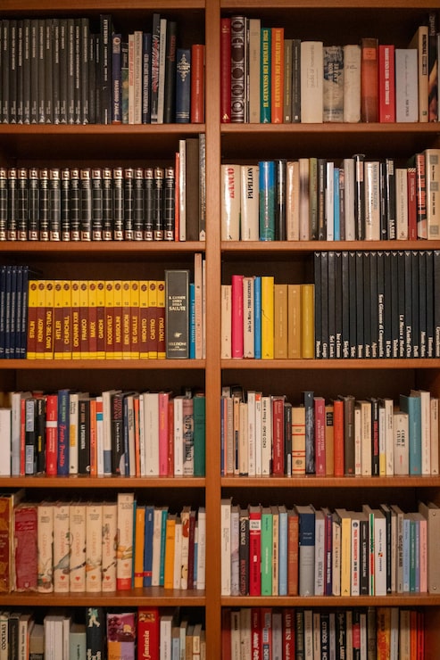 Foto una libreria con molti libri su di essa, tra cui uno intitolato la parola