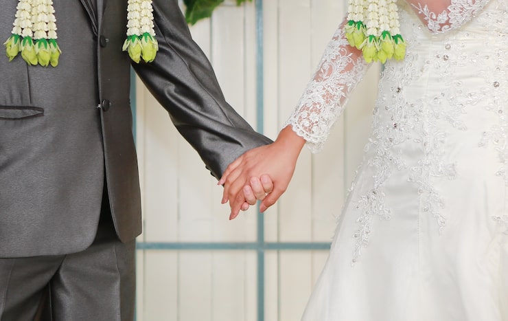 Photo upacara pernikahan thailand. tangan pengantin pria dan wanita.