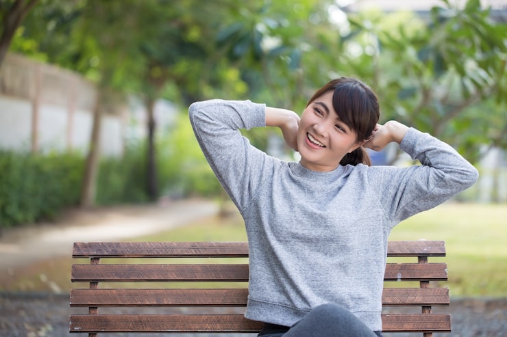Photo wanita bersantai di taman