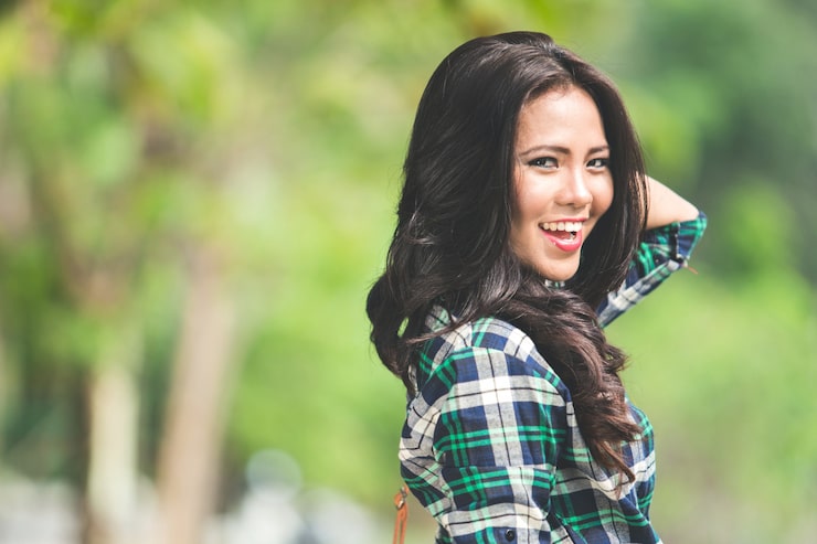 Photo wanita muda asia berjalan di taman