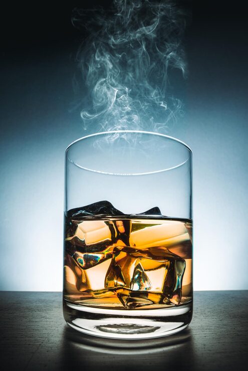 Foto whisky con fumo che si alza