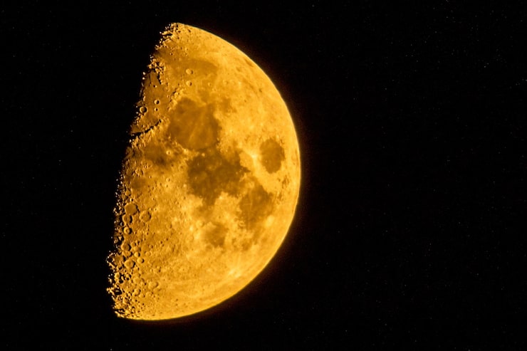 Fotografie půlměsíc na noční obloze v prosinci