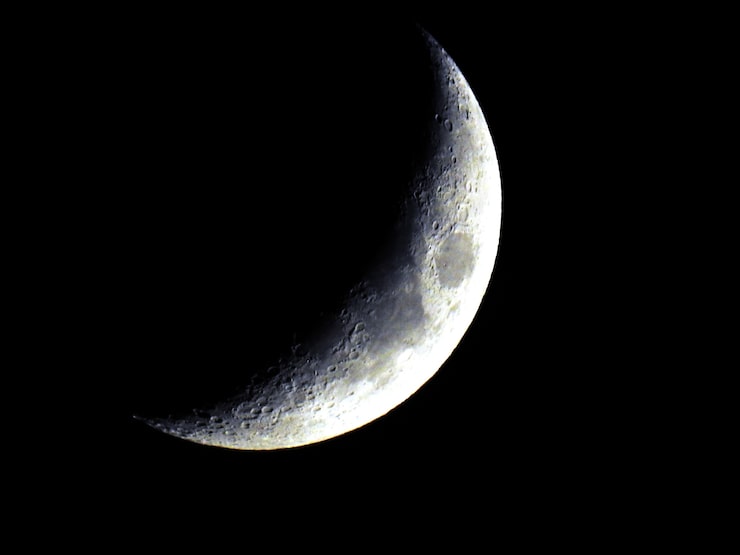 Fotografie velký měsíc v dorůstající fázi