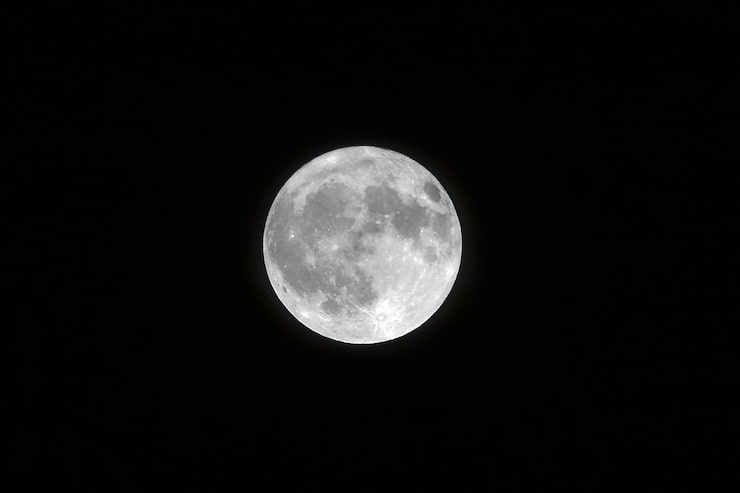 Zdarma Fotografie krajinný záběr bílého úplňku s černou barvou v pozadí