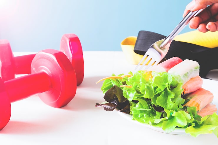 Foto grátis alimentação saudável, dieta, cozinha vegetariana e conceito saudável - close up de salada de vegetais e garfo em casa