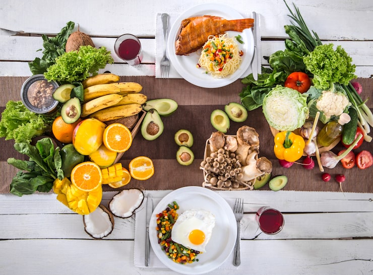 Foto grátis almoço à mesa com alimentos orgânicos saudáveis. vista do topo
