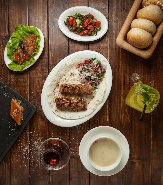 Foto grátis almoço de negócios com salada de sopa e lula kebab