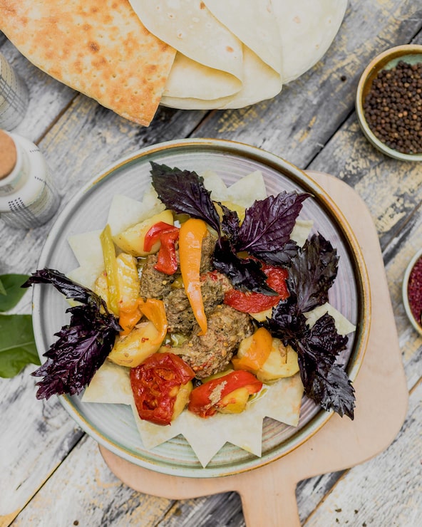 Foto grátis almôndegas moídas com legumes cozidos