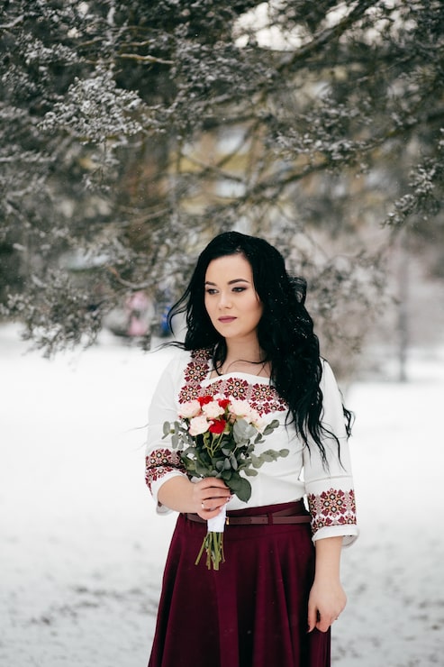 Foto grátis amor casal anda no jardim