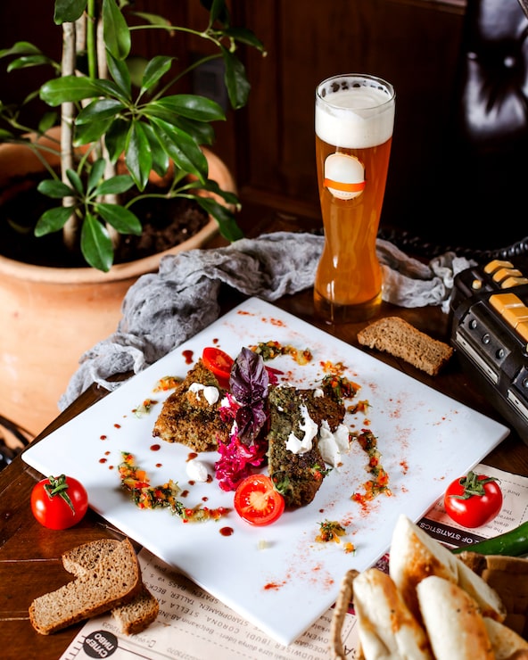 Foto grátis aperitivo servido com copo de cerveja